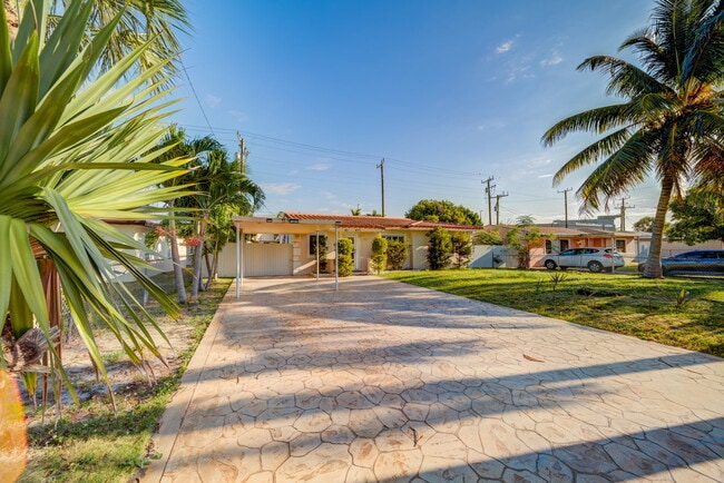 917 NE 164th St in North Miami Beach, FL - Building Photo - Building Photo