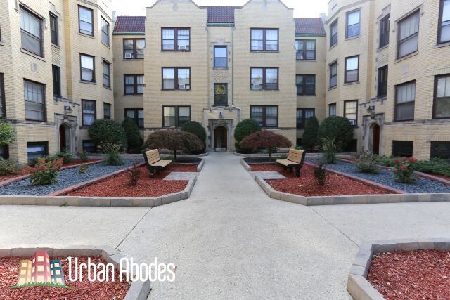 1115 W Oakdale Ave in Chicago, IL - Building Photo