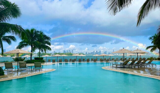 910 West Ave, Unit 800 in Miami Beach, FL - Foto de edificio - Building Photo