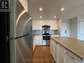 5611 Valley Way in Niagara Falls, ON - Building Photo - Building Photo