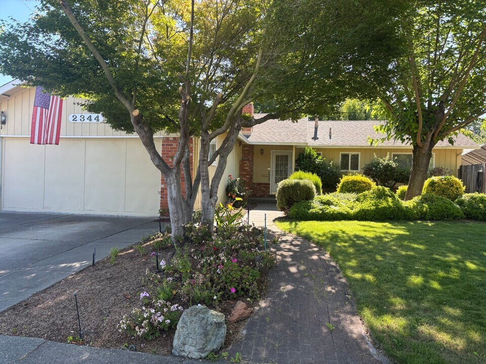 2344 Yulupa Ave in Santa Rosa, CA - Building Photo