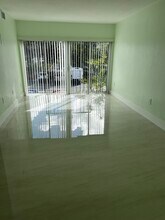 9300 W Flagler St, Unit 229 in Miami, FL - Foto de edificio - Building Photo