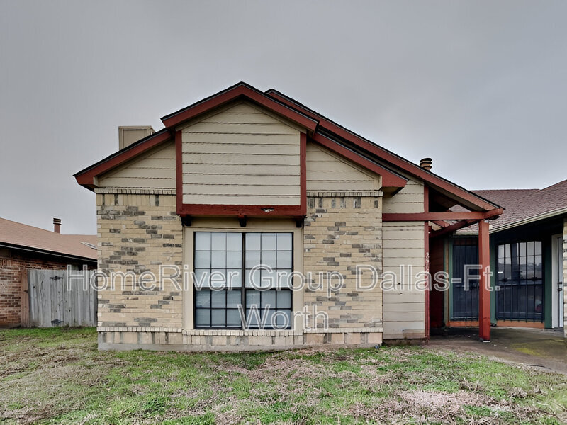 2516 E Timberview Ln in Arlington, TX - Building Photo