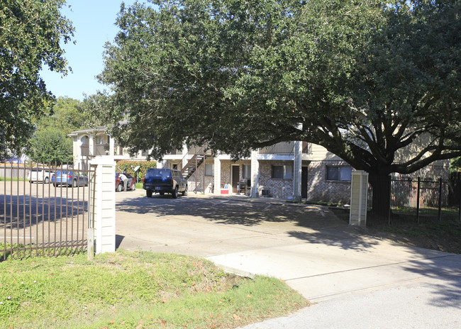 404 W Coombs St in Alvin, TX - Building Photo - Building Photo