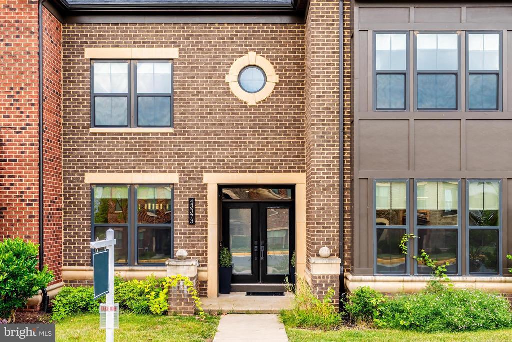 43373 Dewey Sq in Ashburn, VA - Building Photo