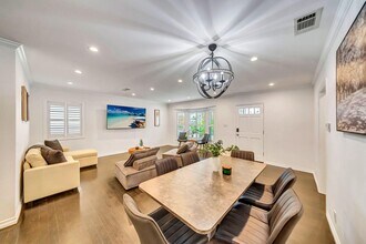 17946 Valley Vista Blvd in Encino, CA - Foto de edificio - Building Photo