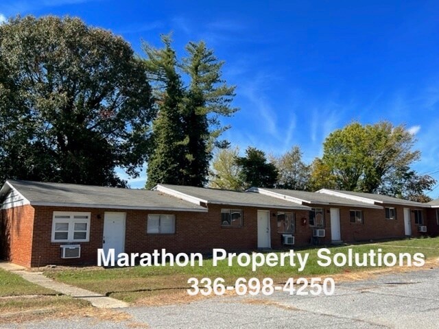 1815 McKnight Mill Rd in Greensboro, NC - Foto de edificio