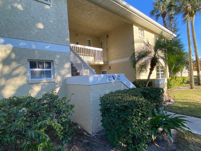 1566 SE Royal Green Cir, Unit V204 in Port St. Lucie, FL - Building Photo - Building Photo