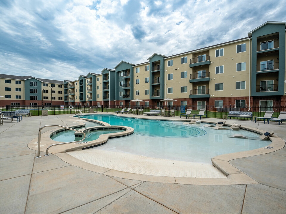 Crescent Falls in Joplin, MO - Foto de edificio
