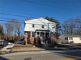 2226 Cranston St in Cranston, RI - Building Photo