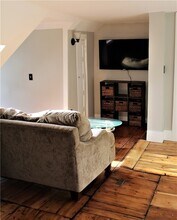 283 Spring St in Newport, RI - Foto de edificio - Building Photo