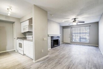 1880 White Oak Dr, Unit 177 in Houston, TX - Building Photo - Building Photo