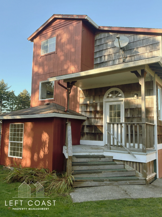 6715 Gleneden Beach Loop in Gleneden Beach, OR - Building Photo