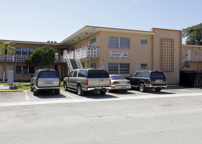 Lion King Apartments in North Miami, FL - Building Photo - Building Photo