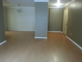 7575 Katy Fwy in Houston, TX - Building Photo