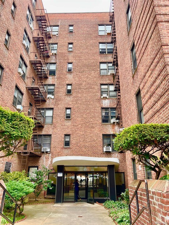 83-60 Vietor Ave in Queens, NY - Building Photo