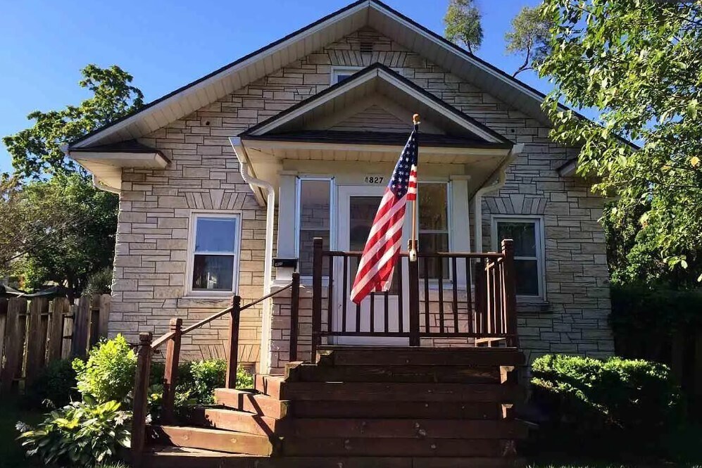 4827 Poppleton Ave in Omaha, NE - Building Photo