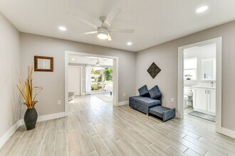 2473 Yorkshire Dr in Sarasota, FL - Building Photo - Building Photo