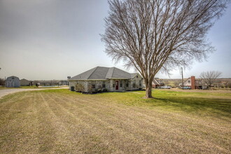 1021 Dominque Dr in Weatherford, TX - Foto de edificio - Building Photo