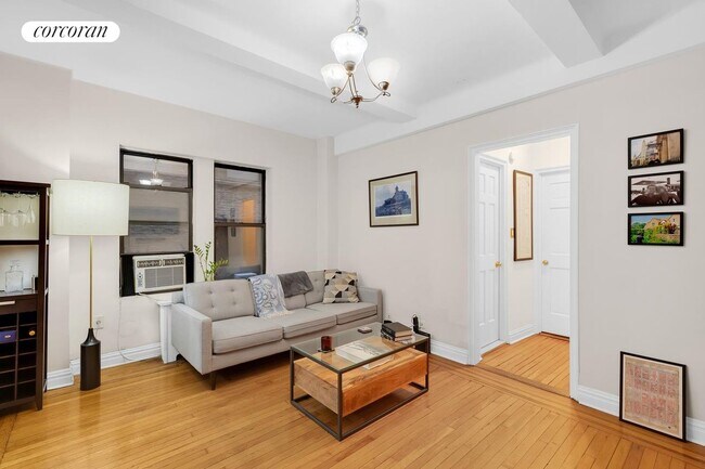 142 E 49th St in New York, NY - Building Photo - Building Photo