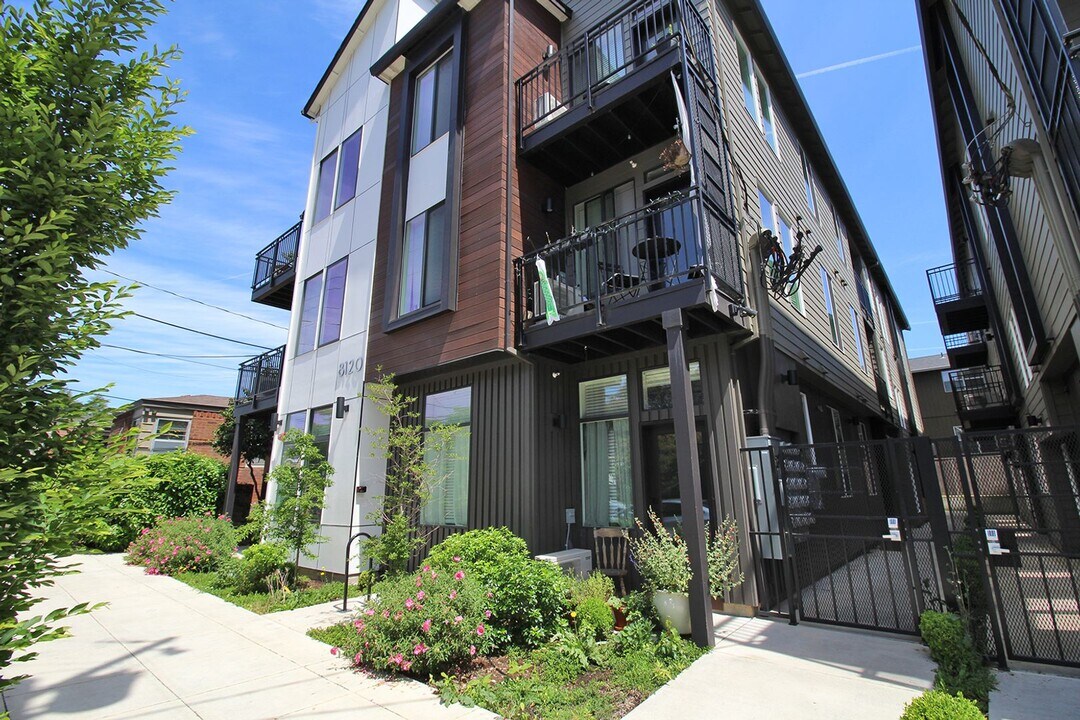 1111 SE Tenino St in Portland, OR - Building Photo