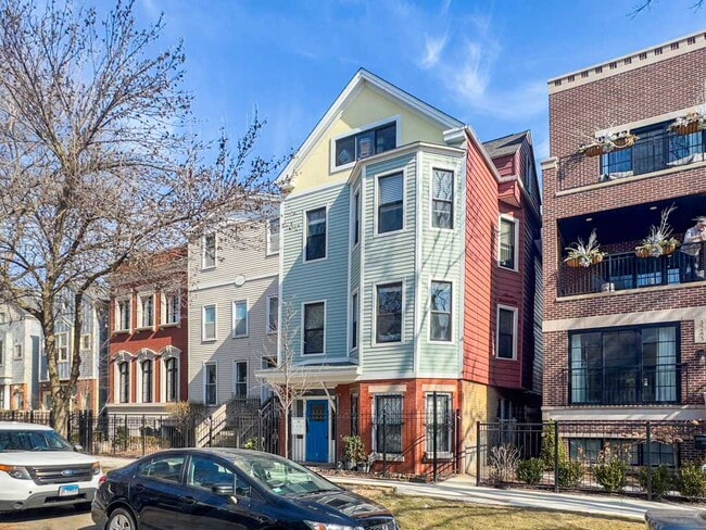 property at 3245 N Lakewood Ave