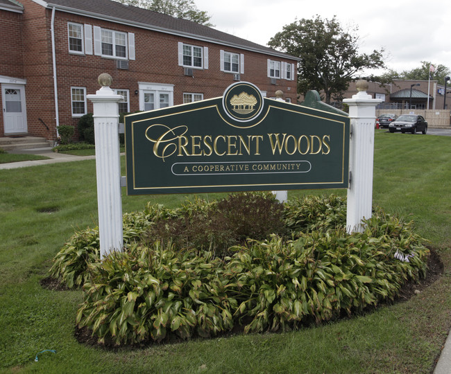 Crescent Woods in Bethpage, NY - Foto de edificio - Building Photo