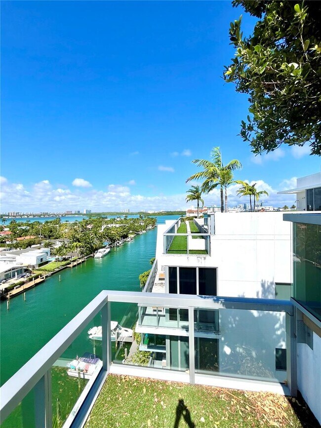 990 W Bay Harbor Dr in Bay Harbor Islands, FL - Building Photo - Building Photo
