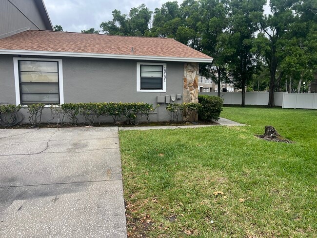 10101 Lake Oak Cir in Tampa, FL - Building Photo - Building Photo