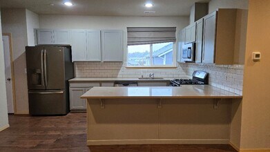 2480 Zeeden Way in Bremerton, WA - Foto de edificio - Building Photo