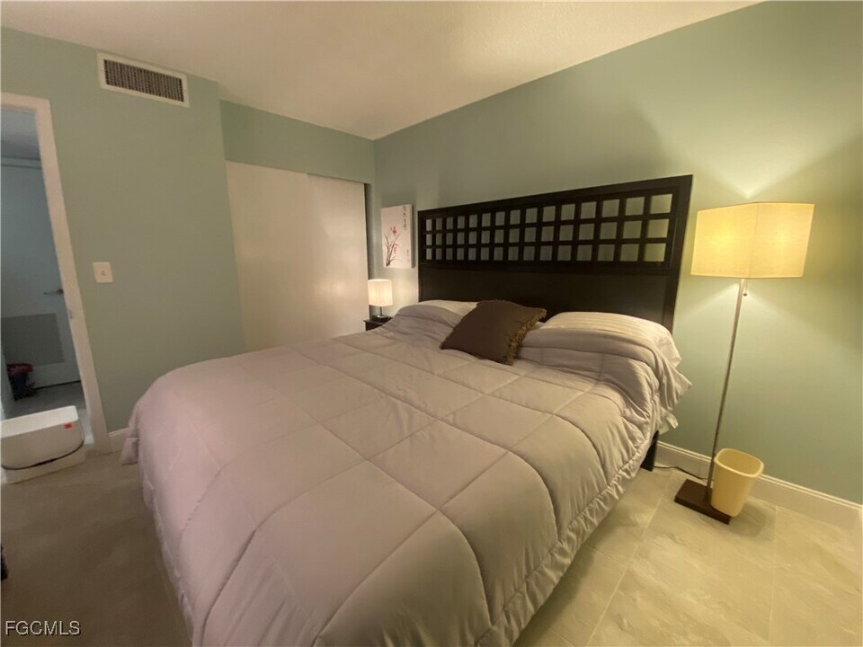 400 Lenell Rd in Fort Myers Beach, FL - Building Photo