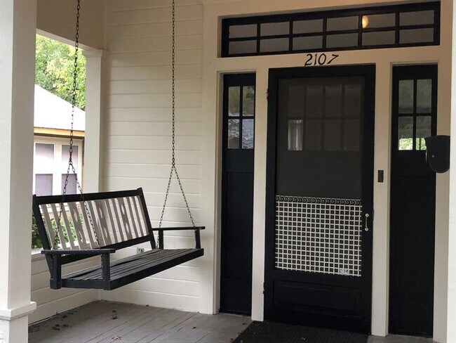 2107 Newton St in Austin, TX - Building Photo - Building Photo
