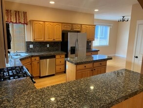 2501 NW Parnell Terrace in Portland, OR - Building Photo - Building Photo