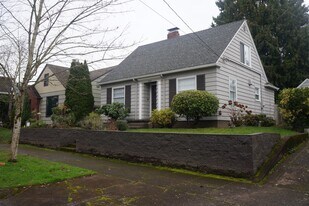 5835 NE 32nd Pl in Portland, OR - Building Photo