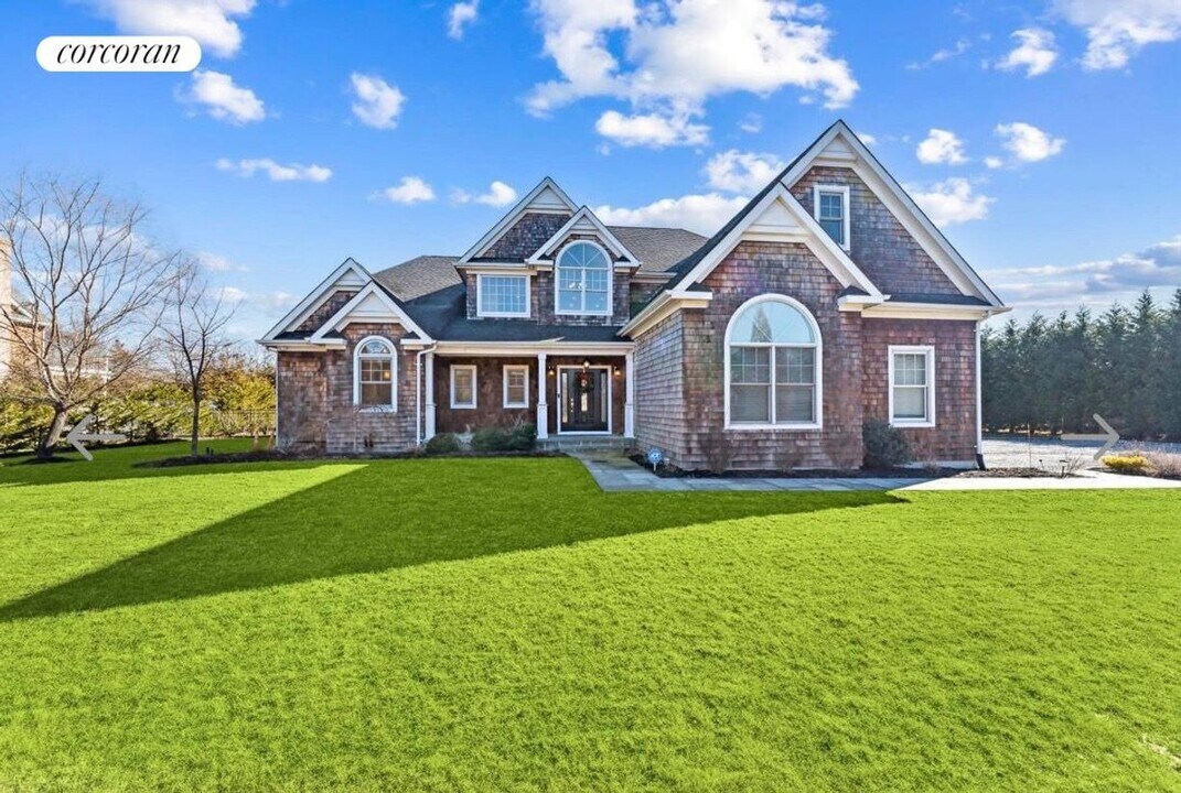 29 Willowood Ct in Westhampton, NY - Building Photo