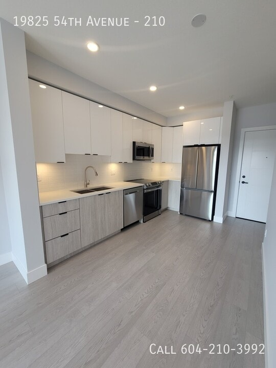 19825 54 Ave in Langley, BC - Building Photo