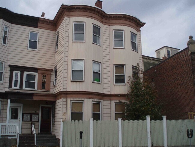 67 River St, Unit #1 in Cambridge, MA - Foto de edificio - Building Photo