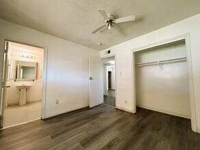 6229 Bristol Way in Las Vegas, NV - Building Photo - Building Photo