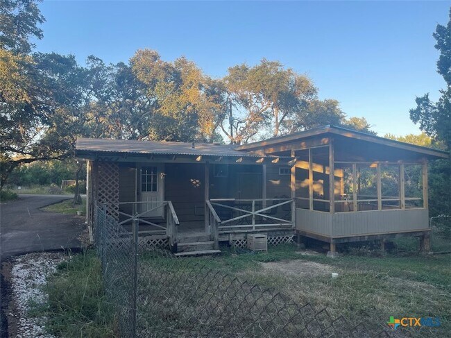 114 Post Oak Ln in Canyon Lake, TX - Foto de edificio - Building Photo