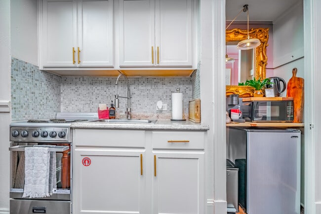 Main Plaza Apartments in San Antonio, TX - Foto de edificio - Building Photo