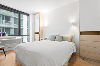 160 1st St, Unit 614 in Jersey City, NJ - Foto de edificio - Building Photo