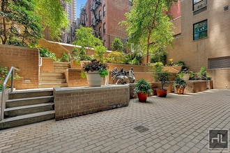 W 87th St in New York, NY - Foto de edificio - Building Photo