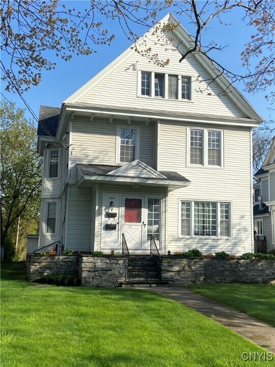 1801 James St in Syracuse, NY - Building Photo