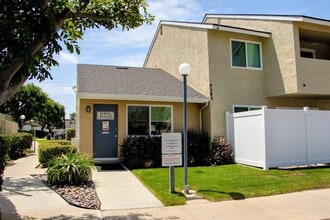 Gold Coast Apartments *First Month Free* in San Diego, CA - Foto de edificio - Building Photo