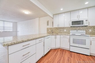 9001 SW 77th Ave in Miami, FL - Building Photo - Building Photo