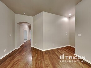 219 Hartley Ln in Red Oak, TX - Foto de edificio - Building Photo