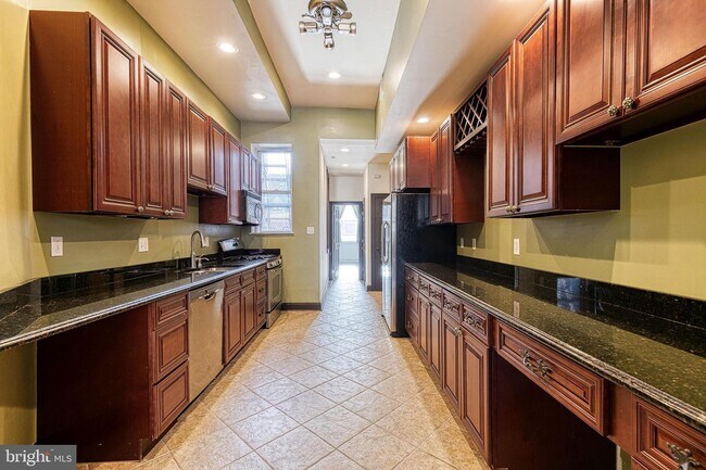 1230 N Calvert St in Baltimore, MD - Building Photo - Building Photo