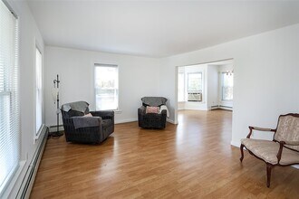 237 Fulton St in Westbury, NY - Building Photo - Building Photo