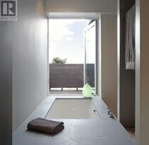 329 Manning Ave in Toronto, ON - Building Photo