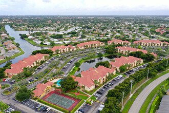 7640 Westwood Dr in Tamarac, FL - Foto de edificio - Building Photo